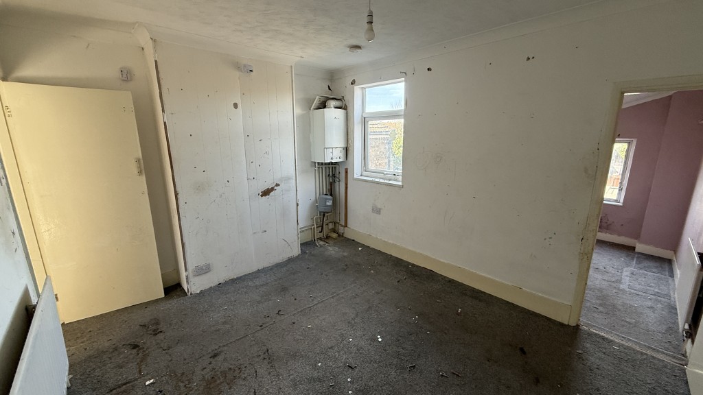 Lot: 132 - HOUSE REQUIRING REDECORATION AND LIGHT REFURBISHMENT - Internal image of bedroom 2